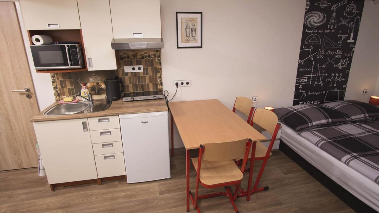 Apartmán School - Your Unique Place In By Metro Vysehrad