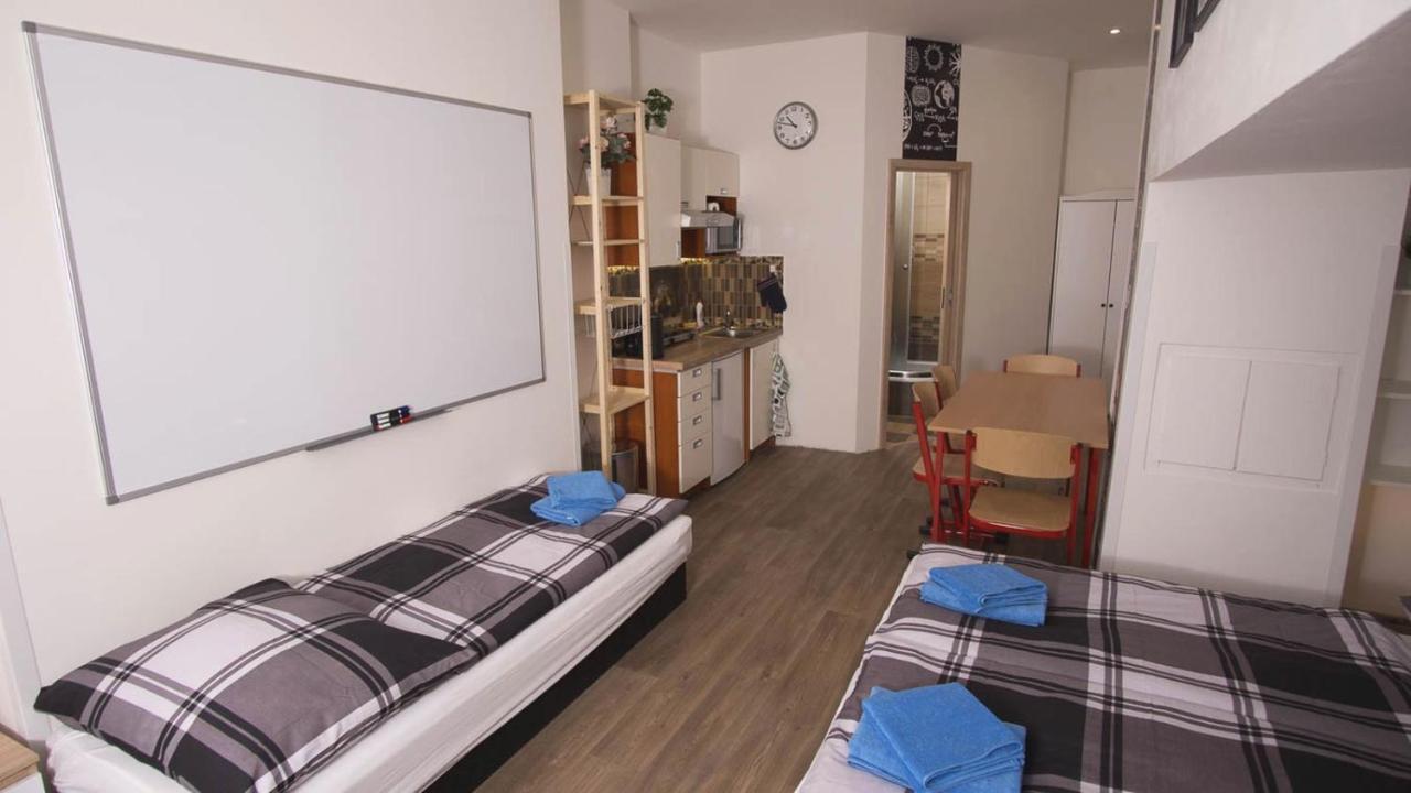 Apartmán School - Your Unique Place In By Metro Vysehrad